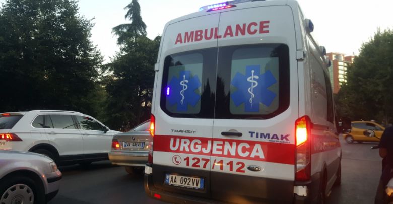 U rrëzua aksidentalisht nga lartësia teksa po punonte, 55-vjeçari transportohet me urgjencë në spital