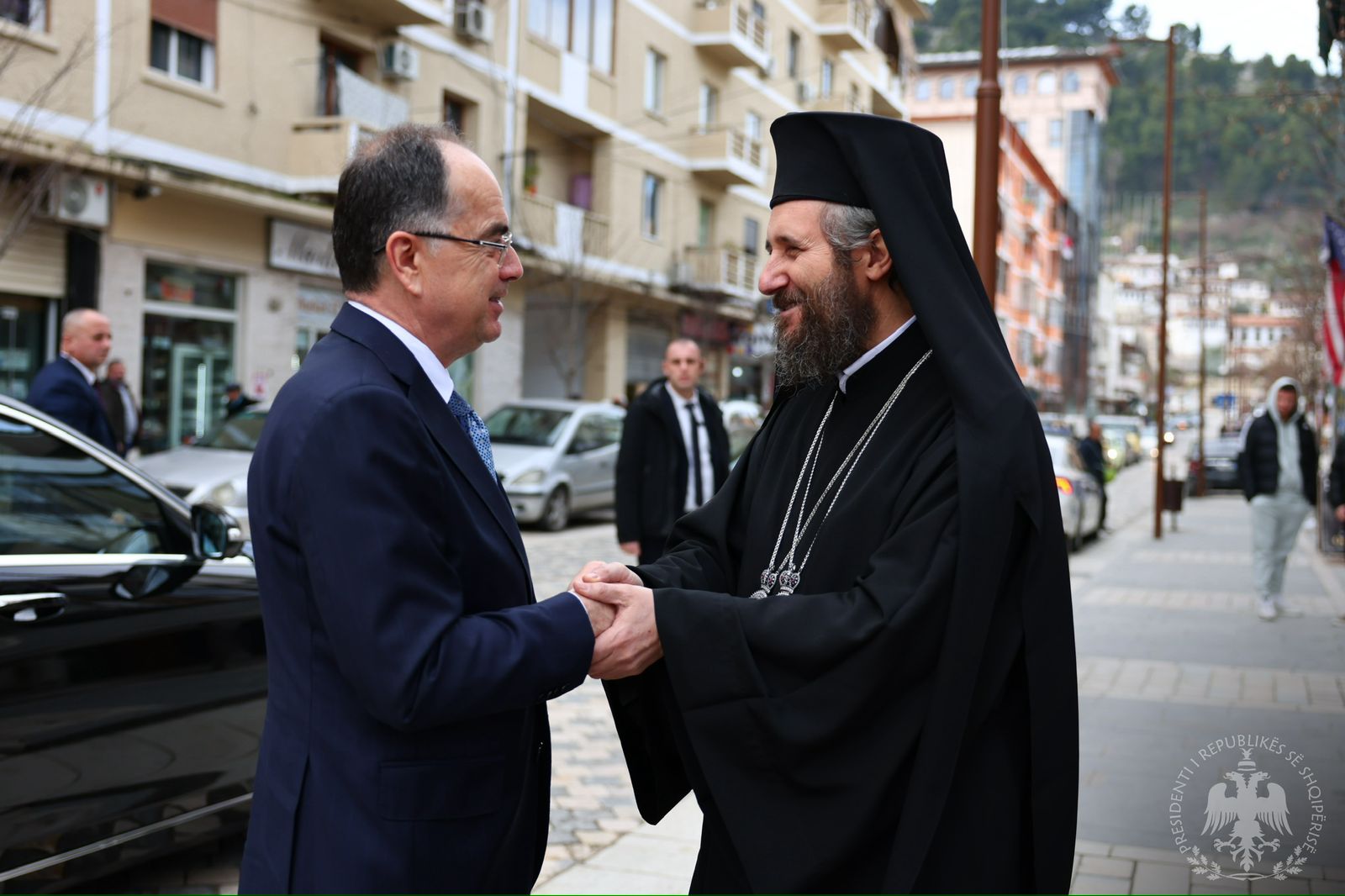 Presidenti Begaj takohet me Mitropolitin e Beratit për festën e Krishtlindjes: Ne mund të ndërtojmë një të ardhme më të ndritur për Shqipërinë.