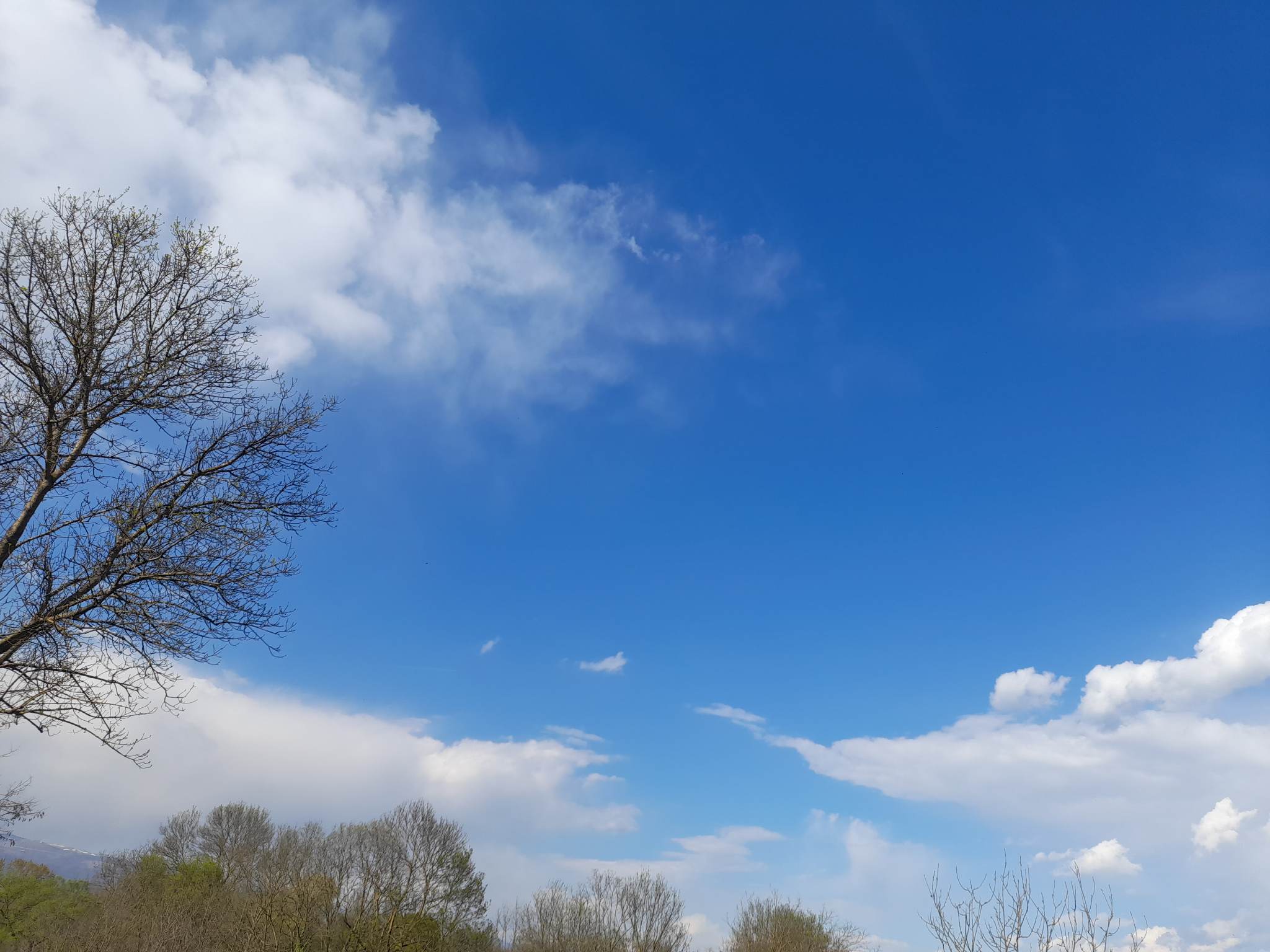 Përmirësohen kushtet atmosferike, parashikimi i motit për ditën e sotme! Temperaturat deri në -2°C, ja zonat ku do të ketë reshje dëbore dhe shiu