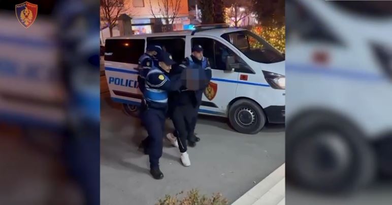 I vunë flakën qëllimisht 2 automjeteve në Durrës, policia arreston autorët dhe shpall në kërkim një person tjetër! Ja detajet e ngjarjes