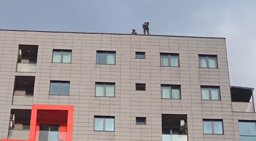 VIDEO/ E reja denoncoi se u dhunua dhe u mbyll në banesë, forcat RENEA futen në apartament nga tarraca e pallatit